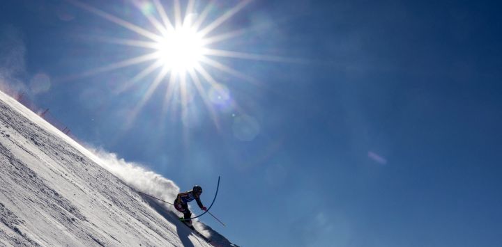 La sueca Cornelia Oehlund compite durante la primera manga de la carrera de slalom femenina durante la Copa del Mundo de Esquí Alpino de la FIS en Hochgurgl, Austria.