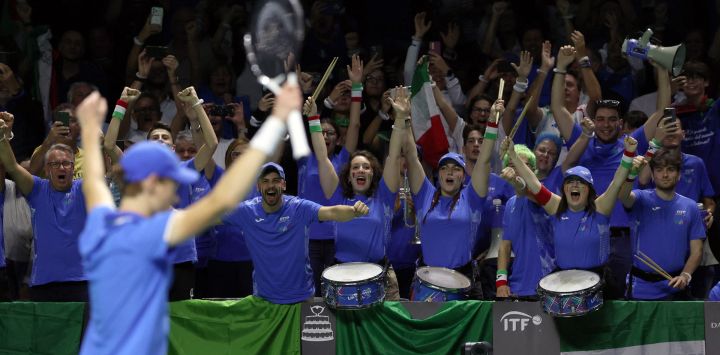 Los aficionados italianos celebran la victoria de Jannik Sinner sobre Tallon Griekspoor de los Países Bajos durante su último partido individual entre Italia y los Países Bajos en las finales de la Copa Davis en el Palacio de Deportes José María Martín Carpena en Málaga, sur de España.