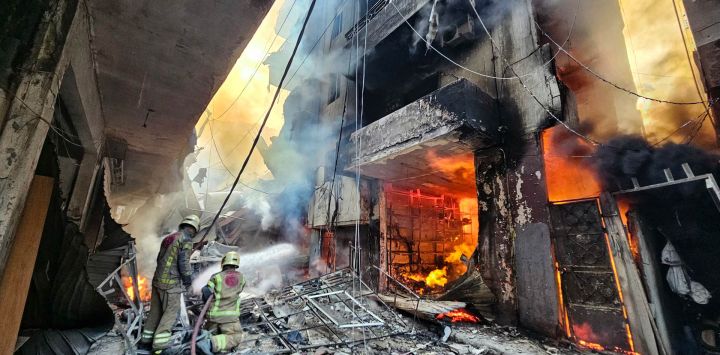 Los bomberos luchan contra las llamas después de que un ataque aéreo israelí alcanzara un edificio en el barrio de Hadath, en los suburbios del sur de Beirut, en medio de la guerra en curso entre Israel y Hezbolá.