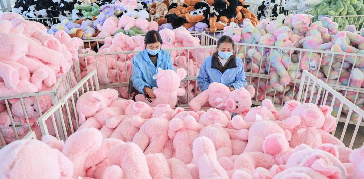 Los empleados trabajan en una línea de producción de osos de peluche para la exportación en una fábrica de juguetes en Lianyungang, en la provincia oriental china de Jiangsu.