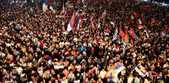 Los partidarios del presidente electo de Uruguay, Yamandú Orsi, de la coalición Frente Amplio, asisten a su discurso de victoria después de la segunda vuelta de las elecciones presidenciales en Montevideo. El izquierdista Yamandú Orsi, elegido presidente de Uruguay tras los comicios del domingo, prometió llamar "una y otra vez" al diálogo nacional en un discurso a sus partidarios después de que los resultados electorales lo mostraran como ganador.