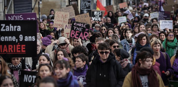 Personas participan en una manifestación para condenar la violencia sexista y sexual contra las mujeres y conmemorar el Día Internacional de la Eliminación de la Violencia contra la Mujer en Burdeos, suroeste de Francia.