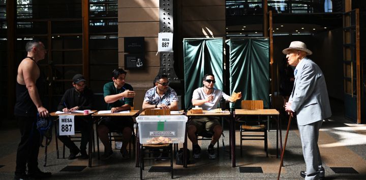 Un anciano vota en un colegio electoral durante la segunda vuelta de las elecciones para gobernador en Santiago, Chile.