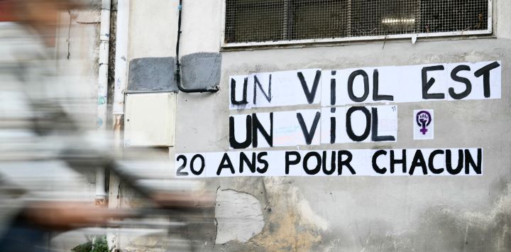 Un ciclista pasa junto a un collage en el que se puede leer "Una violación es una violación, 20 años para cada uno" al margen del juicio contra Dominique Pelicot, expareja de Gisele Pelicots, acusado de drogarla durante casi diez años e invitar a desconocidos a violarla en su casa de Mazan, una pequeña ciudad del sur de Francia, en Avignon, cuando los fiscales franceses empezarán a presentar sus solicitudes de sentencia a los jueces.