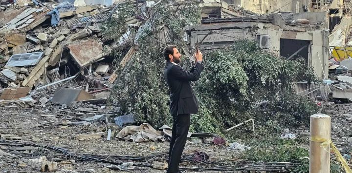 Un hombre inspecciona los escombros en el lugar de los ataques aéreos israelíes que tuvieron como blanco el barrio de Haret Hreik, en los suburbios del sur de Beirut, en medio de la guerra en curso entre Israel y Hezbolá.