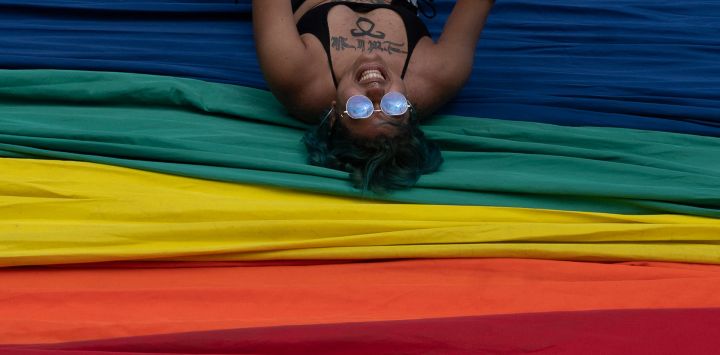 Un juerguista participa en el desfile anual del Orgullo en Río de Janeiro, Brasil.