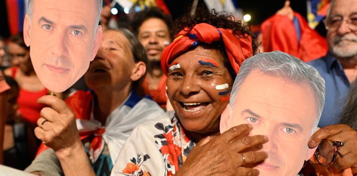 Un partidario del presidente electo de Uruguay, Yamandú Orsi, de la coalición Frente Amplio, celebra después de la segunda vuelta de las elecciones presidenciales en Montevideo.