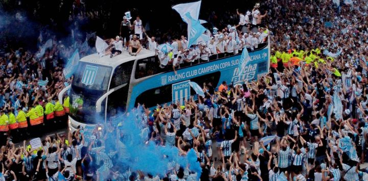 Una multitud de hinchas de Racing celebró junto al plantel en el Obelisco tras la conquista de la Copa Sudamericana.