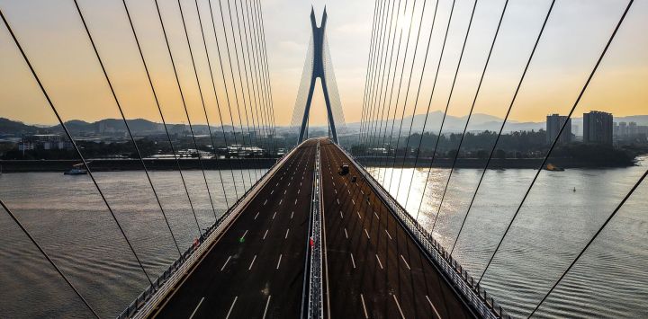 Vista aérea tomada con un dron del súper puente principal Fulong Xijiang, en Foshan, en la provincia de Guangdong, en China. El puente, cuya apertura al tráfico está prevista para el viernes, mejorará aún más el sistema de transporte de la zona occidental de Guangzhou y Foshan, en Guangdong, en el sur de China.