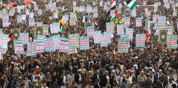 Yemeníes asisten a una manifestación en solidaridad con Palestina y Líbano, en Saná, la capital yemení controlada por los hutíes.