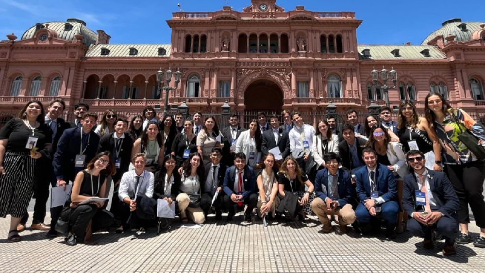 Alumni Fourum frente a Casa Rosada