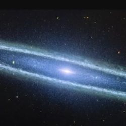 La imagen muestra los detalles del anillo exterior de la galaxia que proporciona información sobre cómo se distribuye el polvo