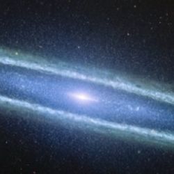 El núcleo brillante característico que se ve en las imágenes en luz visible no brilla, y en su lugar se revela un disco interior liso