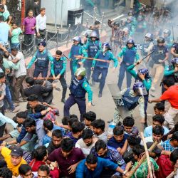 El personal policial carga con porras contra los partidarios de Chinmoy Krishna Das Brahmachari, un líder monje hindú encarcelado, miembro del grupo Bangladesh Sammilito Sanatan Jagaran Jote y ex miembro de ISKCON, durante una manifestación después de que el tribunal le negara la libertad bajo fianza en Chittagong. | Foto:AFP