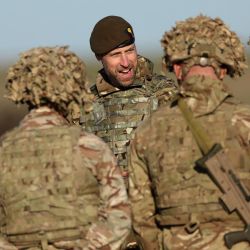 El príncipe Guillermo de Gran Bretaña, príncipe de Gales, habla con miembros de un escuadrón de vuelo de drones del 1.er Batallón de la Guardia Galesa durante su visita a un campo de tiro del ejército en Salisbury Plain, en el sur de Inglaterra. | Foto:Adrian Dennis / AFP