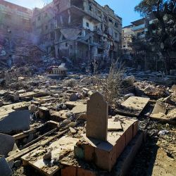 Esta imagen muestra un cementerio dañado junto a un edificio destruido en el lugar de un ataque aéreo israelí en Burj al-Brajneh, un suburbio al sur de Beirut, en medio de la guerra en curso entre Israel y Hezbolá. | Foto:AFP