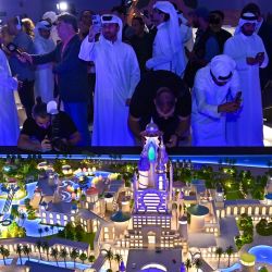 Imagen de invitados tomando fotografías de la maqueta de Tierra de Leyendas Qatar después de la ceremonia de colocación de la primera piedra, en Simaisma, Qatar, marcando el lanzamiento de un proyecto histórico que se convertirá en uno de los parques temáticos más grandes de la región de Medio Oriente y Africa del Norte. | Foto:Xinhua/Nikku