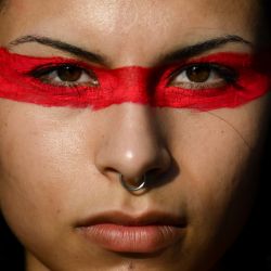 Una mujer posa para una fotografía durante una marcha para conmemorar el Día Internacional de la Eliminación de la Violencia contra la Mujer en Buenos Aires. | Foto:LUIS ROBAYO / AFP