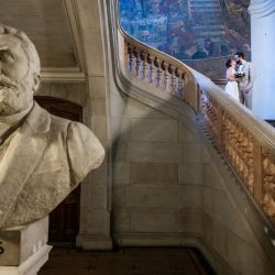 Una pareja de recién casados se besa junto al busto de Jean Jaurès, esculpido por Paul Ducuing, en el ayuntamiento de Toulouse, en el suroeste de Francia. | Foto:LIONEL BONAVENTURE / AFP