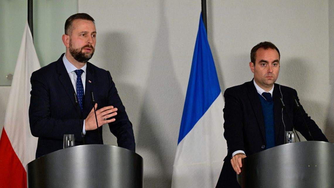 Polish Defence Minister Wladyslaw Kosiniak-Kamysz addresses a press conference with French Defence Minister Sebastien Lecornu (R) 