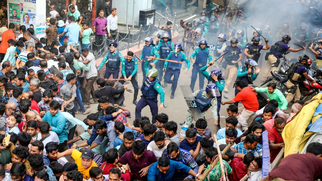 El personal policial carga con porras contra los partidarios de Chinmoy Krishna Das Brahmachari, un líder monje hindú encarcelado, miembro del grupo Bangladesh Sammilito Sanatan Jagaran Jote y ex miembro de ISKCON, durante una manifestación después de que el tribunal le negara la libertad bajo fianza en Chittagong. | Foto:AFP