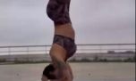 Mayra Mendoza mostró su rutina de yoga en las playas de Quilmes