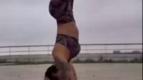 Mayra Mendoza mostró su rutina de yoga en las playas de Quilmes