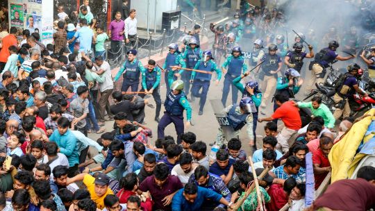 Fotogaleria El personal policial carga con porras contra los partidarios de Chinmoy Krishna Das Brahmachari, un líder monje hindú encarcelado, miembro del grupo Bangladesh Sammilito Sanatan Jagaran Jote