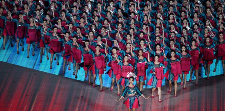 Artistas realizan una presentación durante la ceremonia de inauguración de los XII Juegos Tradicionales Nacionales de Minorías Etnicas de la República Popular China, en Sanya, en la provincia de Hainan, en el sur de China.