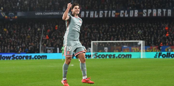 El delantero argentino del Atlético de Madrid, Julián Álvarez, celebra el primer gol de su equipo durante el partido de fútbol de la UEFA Champions League entre el Sparta de Praga y el Atlético de Madrid en Praga, República Checa.