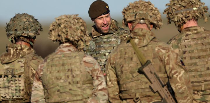 El príncipe Guillermo de Gran Bretaña, príncipe de Gales, habla con miembros de un escuadrón de vuelo de drones del 1.er Batallón de la Guardia Galesa durante su visita a un campo de tiro del ejército en Salisbury Plain, en el sur de Inglaterra.