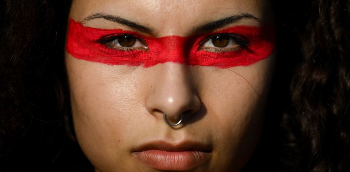 Una mujer posa para una fotografía durante una marcha para conmemorar el Día Internacional de la Eliminación de la Violencia contra la Mujer en Buenos Aires.