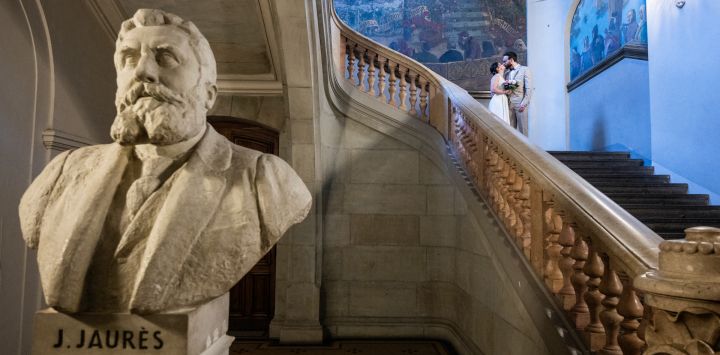 Una pareja de recién casados se besa junto al busto de Jean Jaurès, esculpido por Paul Ducuing, en el ayuntamiento de Toulouse, en el suroeste de Francia.