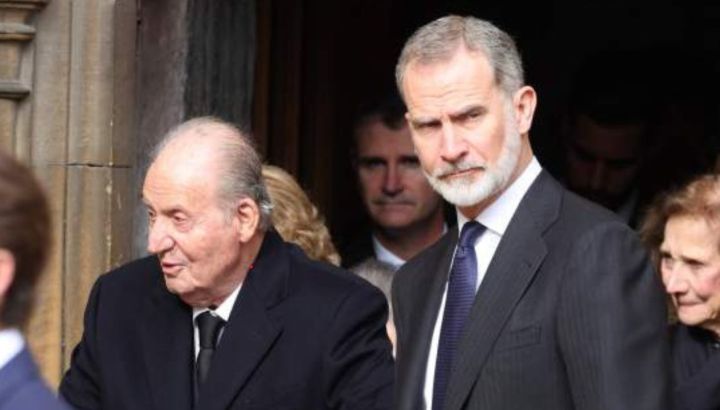 Cómo es el curioso anillo que luce el rey Juan Carlos I