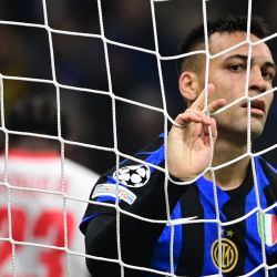 El delantero argentino del Inter de Milán, Lautaro Martínez, reacciona durante el partido de fútbol de la UEFA Champions League entre el Inter de Milán y Leipzig en el estadio San Siro de Milán. | Foto:PIERO CRUCIATTI / AFP
