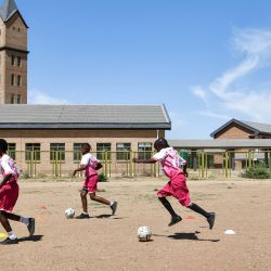 Imagen de estudiantes jugando fútbol en la Escuela Primaria Mmopane, asistida por China, en Mmopane, en el distrito de Kweneng, Botsuana. | Foto:Xinhua/Han Xu