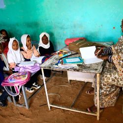 Imagen de niños asistiendo a clase en una escuela, en Al-Iskan, en el norte de Omdurmán, Sudán. Más de 15 millones de niños en Sudán no asisten a la escuela debido al conflicto en curso en el país. En zonas relativamente seguras de Omdurmán, algunas escuelas reanudaron las clases. | Foto:Xinhua/Mohamed Khidir