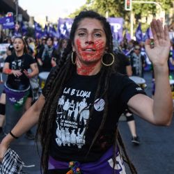  Imagen de una mujer participando en una manifestación en el marco del Día Internacional de la Eliminación de la Violencia contra la Mujer, en Santiago, capital de Chile. | Foto:Xinhua/Jorge Villegas