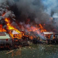  Imagen tomada con un dron de un incendio envolviendo un área de barrio marginal, en Manila, Filipinas. | Foto:Xinhua/Rouelle Umali