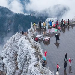 Imagen tomada con un dron de una vista de la cumbre del monte Emei, o Jinding en chino, en la provincia de Sichuan, en el suroeste de China. | Foto:Xinhua/Jiang Hongjing