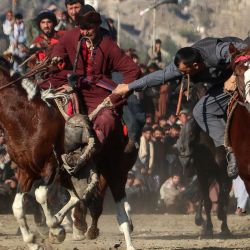 Jinetes afganos compiten en 'Buzkashi' (atrapar cabras), un deporte tradicional de Asia Central, en un campo en el distrito de Fayzabad de la provincia de Badakhshan. | Foto:OMER ABRAR / AFP