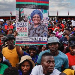 Partidarios de la candidata presidencial de la Organización Popular de África del Sudoeste (SWAPO), Netumbo Nandi-Ndaitwah, sostienen su retrato mientras participan en un mitin de campaña en Windhoek, antes de las elecciones generales de Namibia. | Foto:SIMON MAINA / AFP
