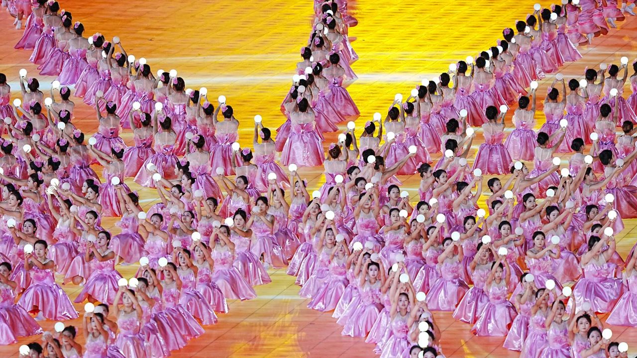 Artistas realizan una presentación durante la ceremonia de inauguración de los XII Juegos Tradicionales Nacionales de Minorías Etnicas de la República Popular China, en Sanya, en la provincia de Hainan. | Foto:Xinhua/Hu Chao