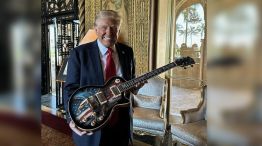 Donald Trump con el modelo American Eagle Guitar.