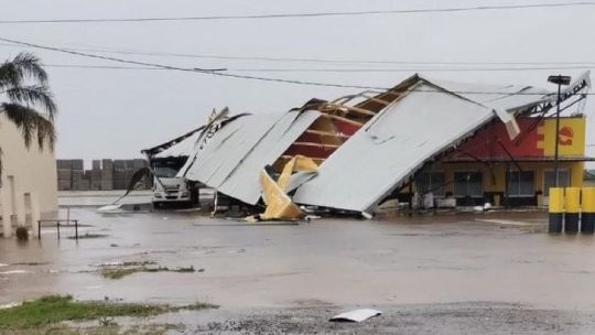 "Cola de tornado" en Ordóñez: voladuras de techos y caída de árboles por el fuerte temporal