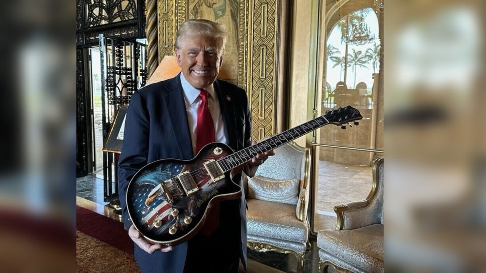 Donald Trump con el modelo American Eagle Guitar.