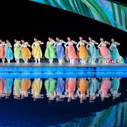 Artistas realizan una presentación durante una gala celebrada en los XII Juegos Tradicionales Nacionales de Minorías Etnicas de China, en Sanya, en la provincia de Hainan, en el sur de China. | Foto:Xinhua/Zhang Liyun
