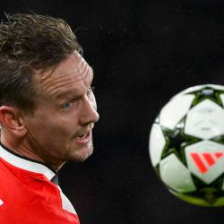 El delantero holandés del PSV Eindhoven, Luuk De Jong, mira la pelota durante el partido de fútbol de la fase de liga de la UEFA Champions League, entre el PSV Eindhoven y el Shakhtar Donetsk en el Philips Stadion en Eindhoven. | Foto:John This / AFP