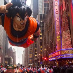 El globo de Goku, de Dragon Ball, flota durante el desfile anual del Día de Acción de Gracias de Macy's en la ciudad de Nueva York. | Foto:CHARLY TRIBALLEAU / AFP