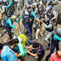 El personal policial carga con porras contra los partidarios de Chinmoy Krishna Das Brahmachari, un líder monje hindú encarcelado, miembro del grupo Bangladesh Sammilito Sanatan Jagaran Jote y ex miembro de ISKCON, durante una manifestación después de que el tribunal le negara la libertad bajo fianza en Chittagong, Bangladesh. | Foto:AFP